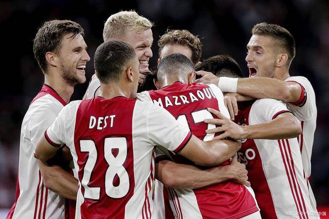 库里39分汤神对阵老东家22分 勇士险胜独行侠